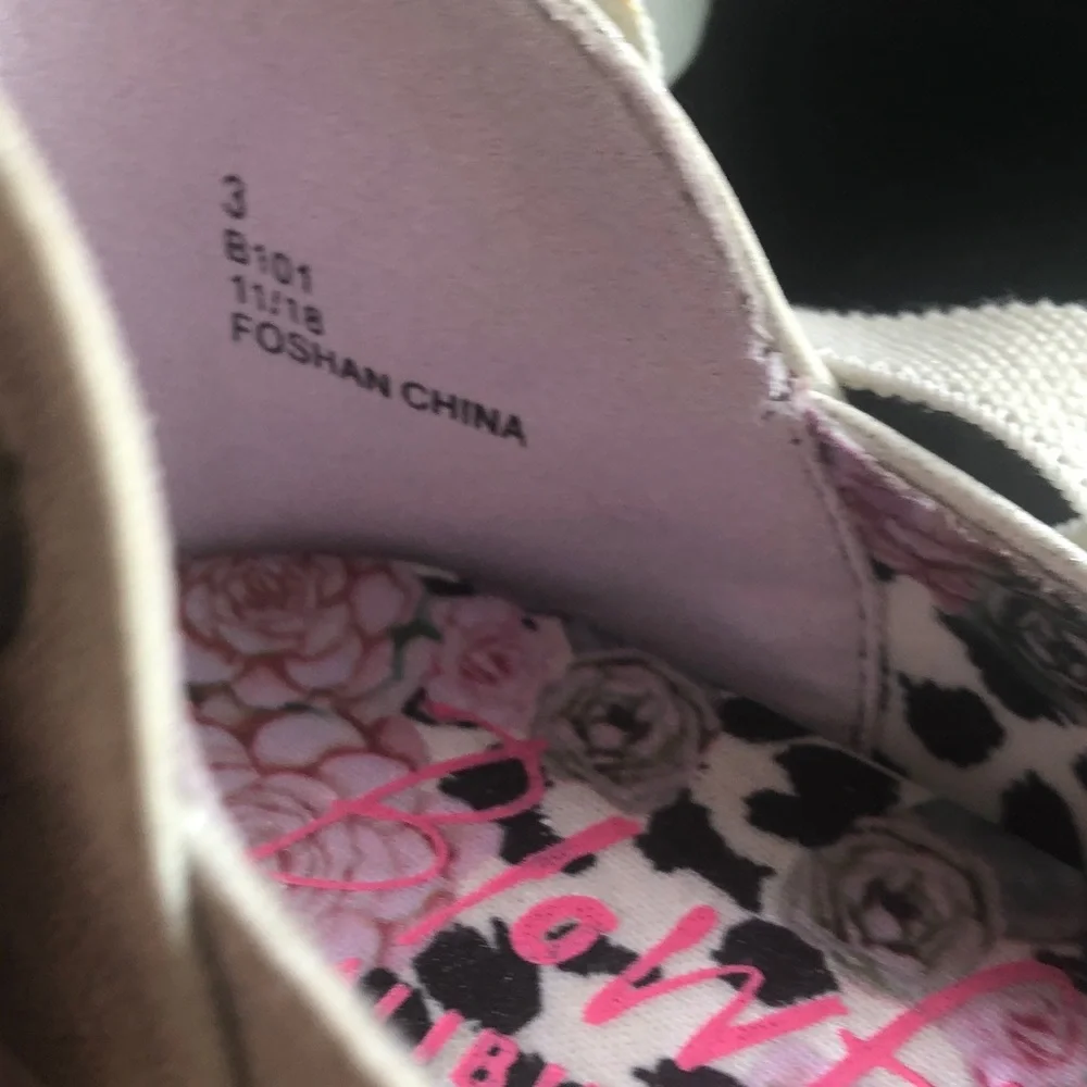 Blowfish Malibu whitish silver ballet flats size 3(kids)
